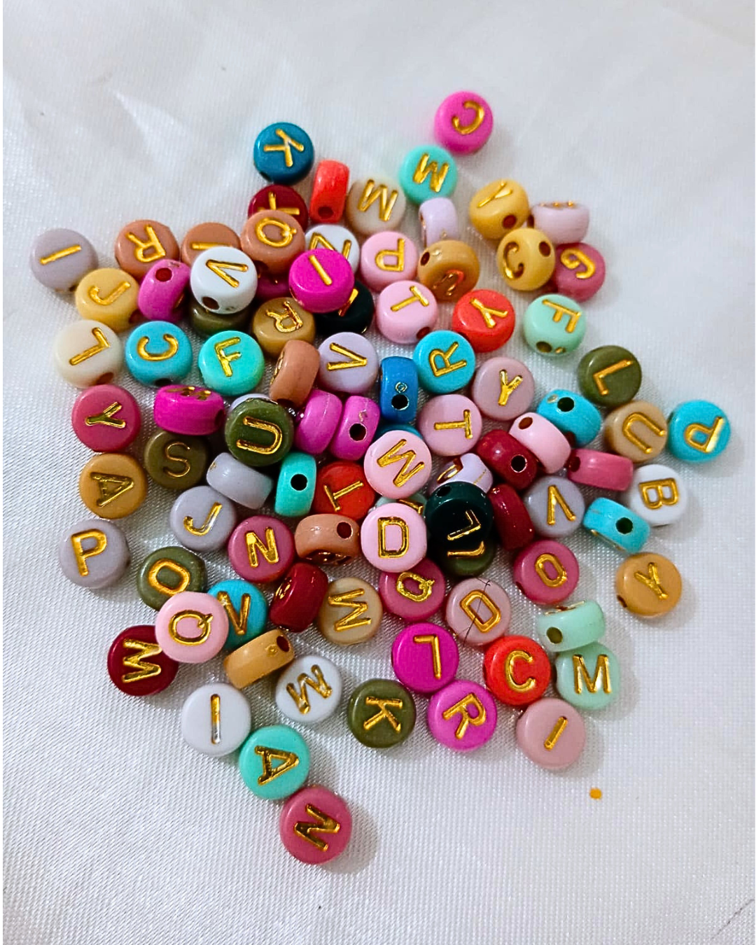 Letras e miçangas coloridos para acessórios de fantasias