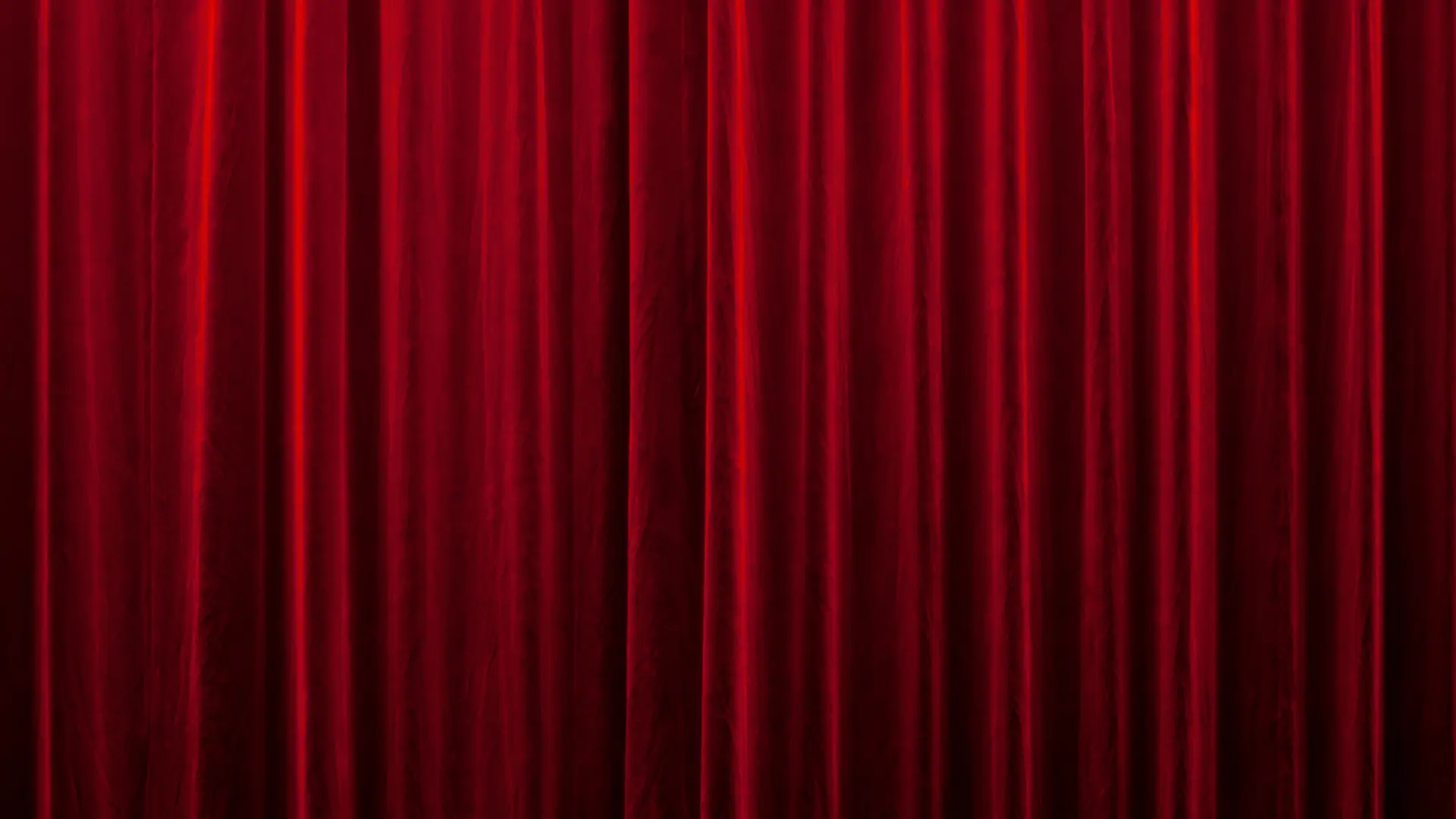 Cortina vermelha de teatro como fundo da Angellus Fantasias